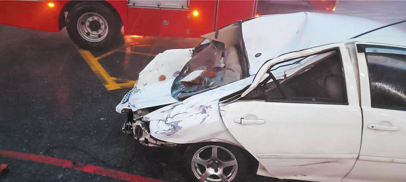 護理師搭乘的轎車車尾幾乎全毀，母子1死1傷。（圖／花蓮縣消防局提供）