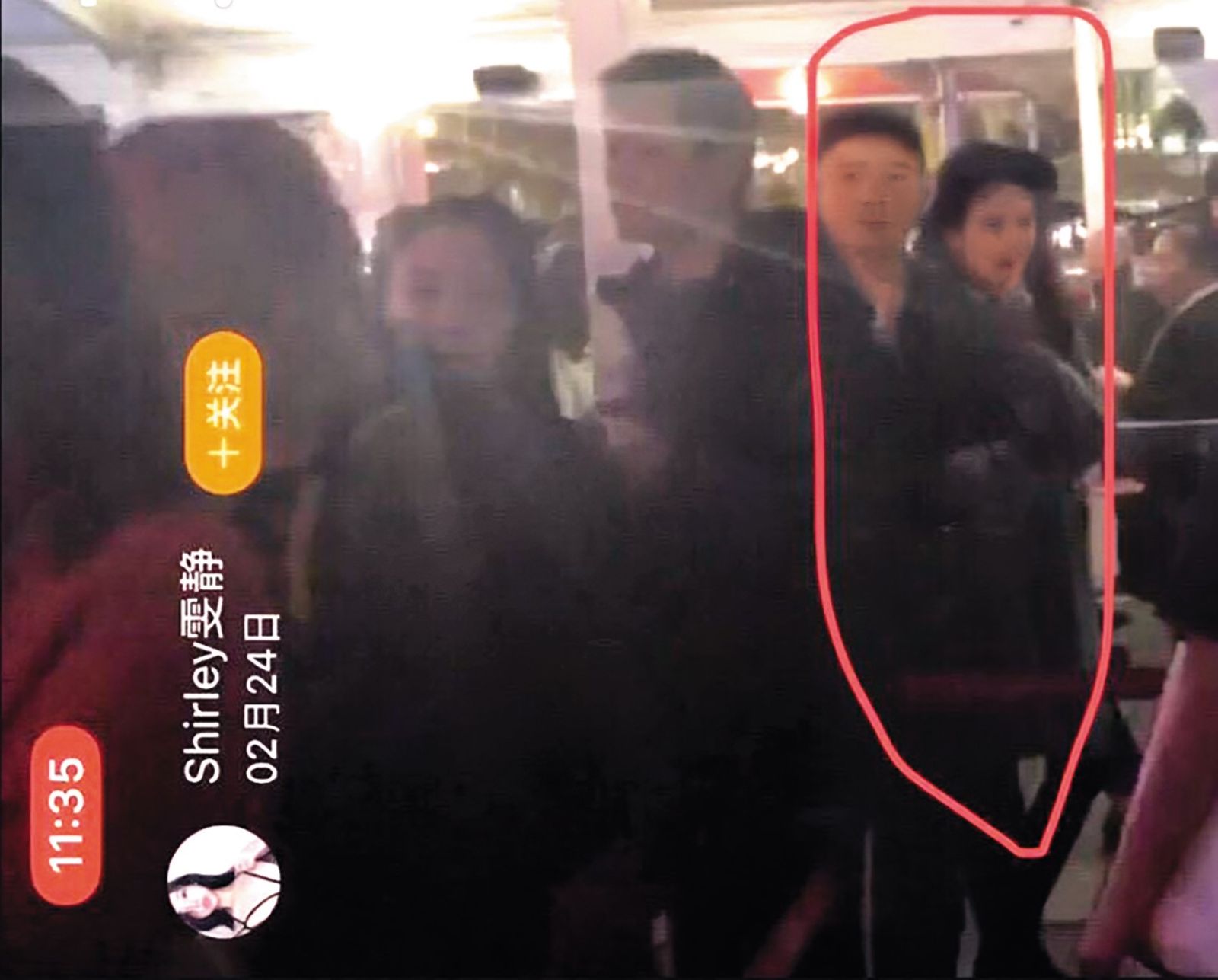 紀曉波（紅圈處）多年來緋聞不斷，2018年時曾被拍到跟女性親密地現身在網紅的直播中。（圖／鏡週刊）