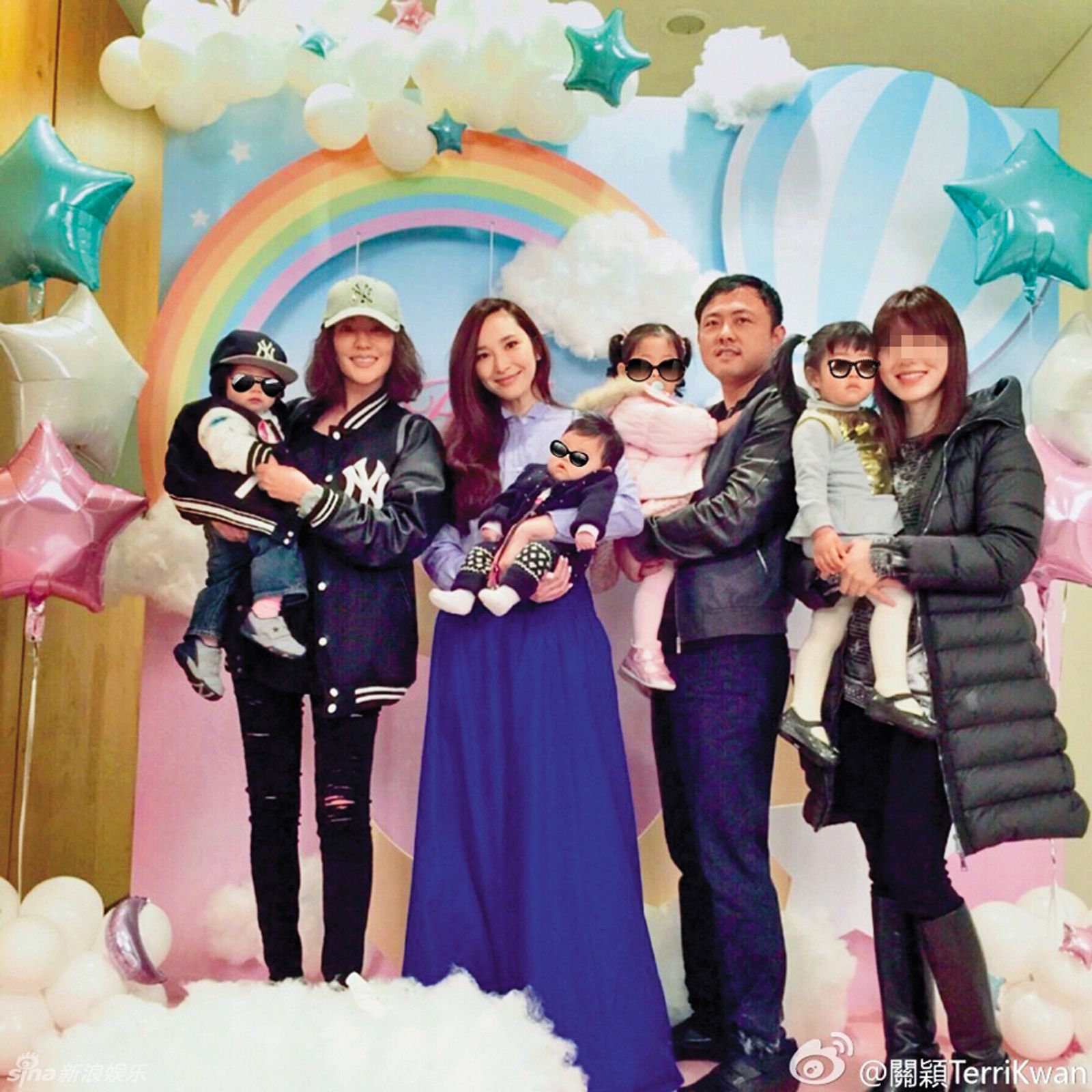 吳佩慈（左三）跟紀曉波（右三）都愛高調，沒結婚的兩人兒子、女兒都生了，曾在2016年時為兒子慶生。左二為關穎。（圖／翻攝自關穎臉書）