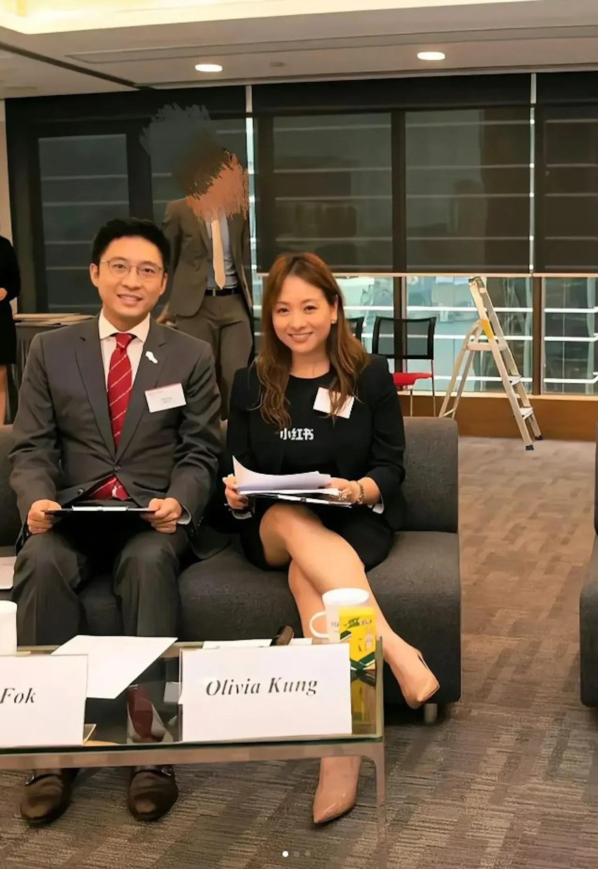 霍啟山與女律師並肩同坐,被讚好般配。(圖/翻攝自微博)