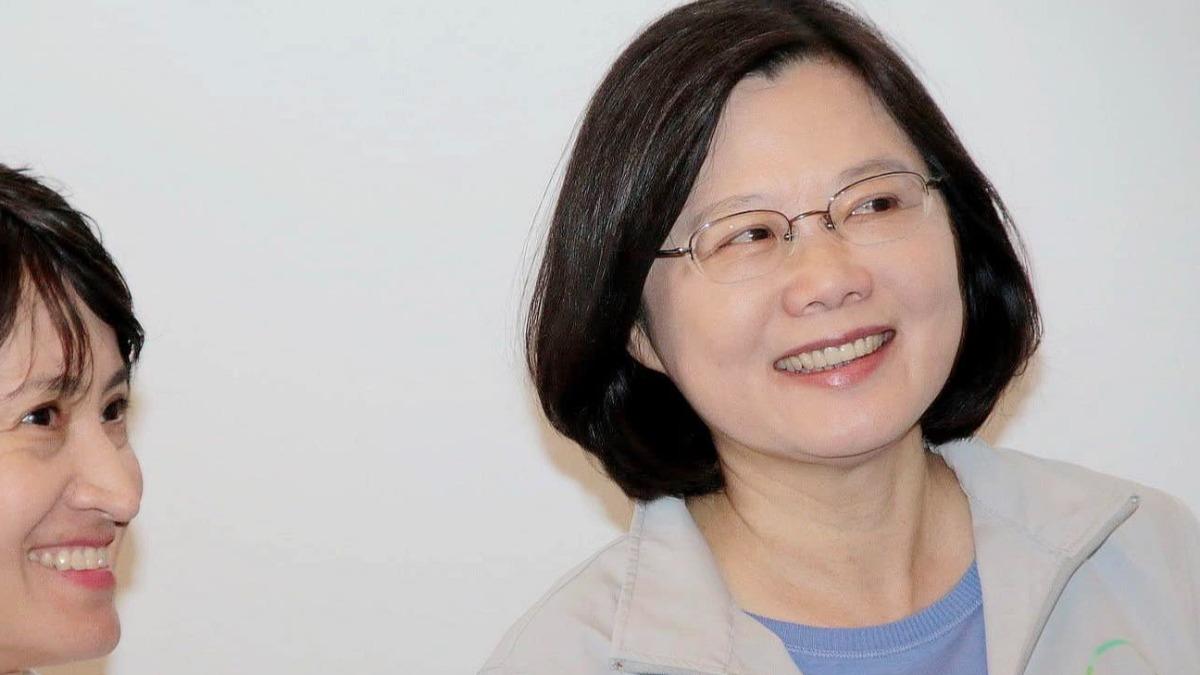 蔡英文出寫真集!翻開竟「還有鄭文燦」 盤點這人曝光率最高