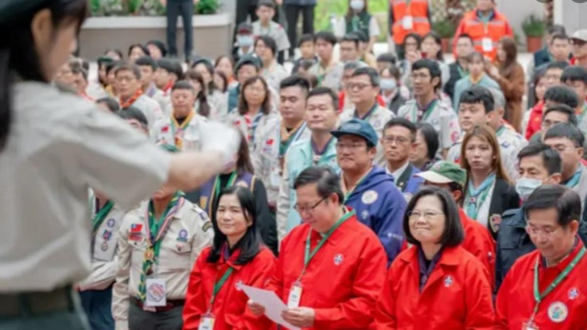 鄭文燦也出現在蔡英文寫真集裡。(圖/蔡英文卸任總統辦公室官網)
