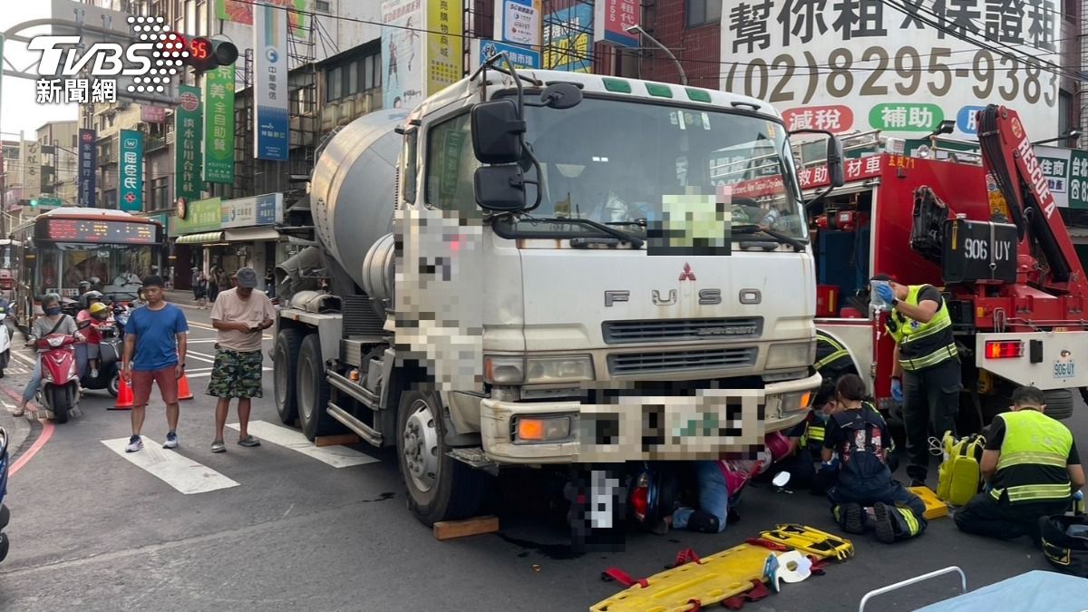 驚悚瞬間曝!新北婦遭水泥車追撞滾車底 險遭車輪輾爆頭