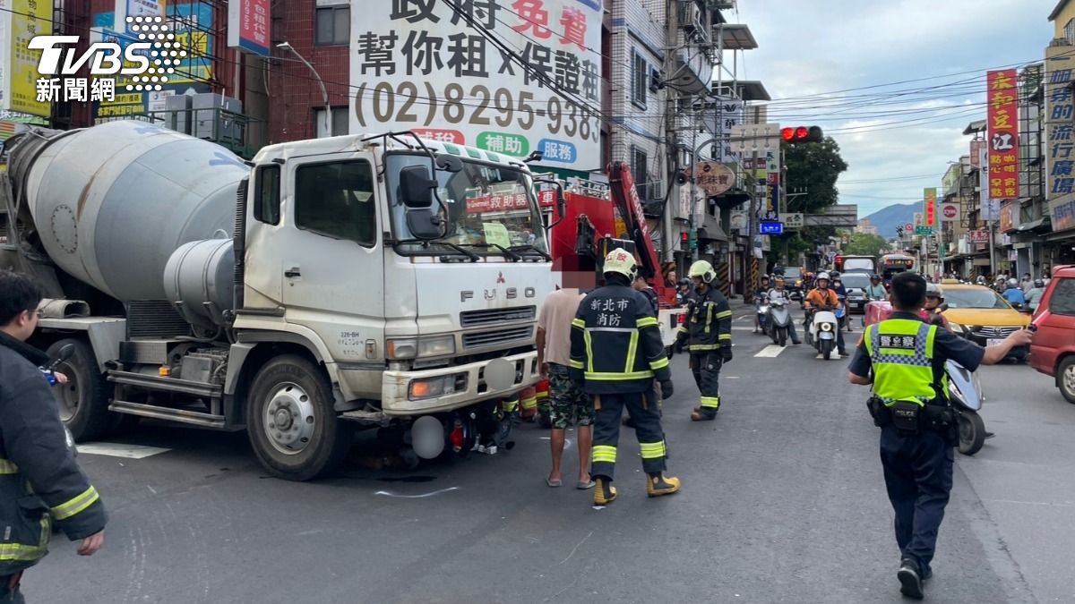 婦人被壓在車底下,大批警消到場搶救。(圖/TVBS)
