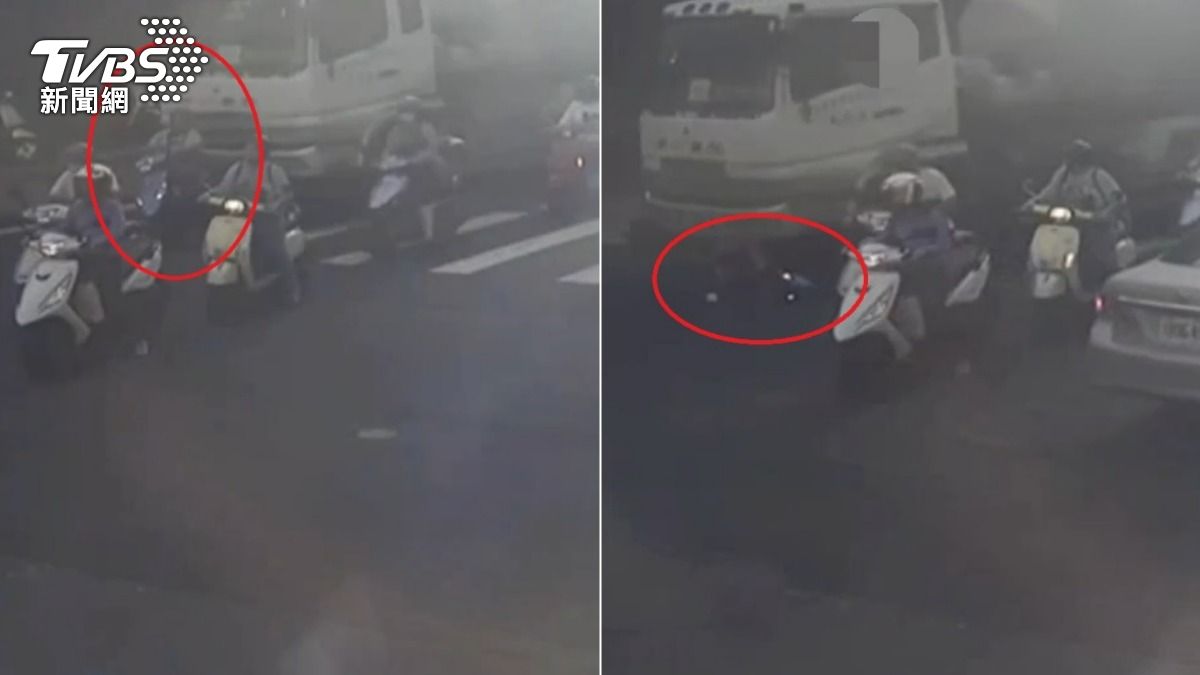 監視器拍下婦人遭追撞捲入車底的瞬間。(圖/TVBS)