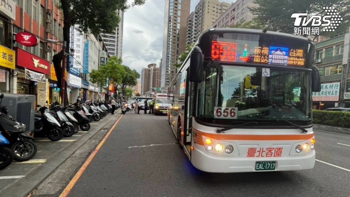 老翁摔車後險遭公車輾過。(圖/TVBS)