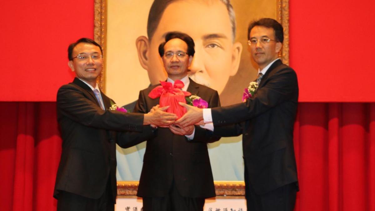 吳義聰（圖右）曾任行政執行署副署長。（圖／翻攝自法務部行政執行署桃園分署）