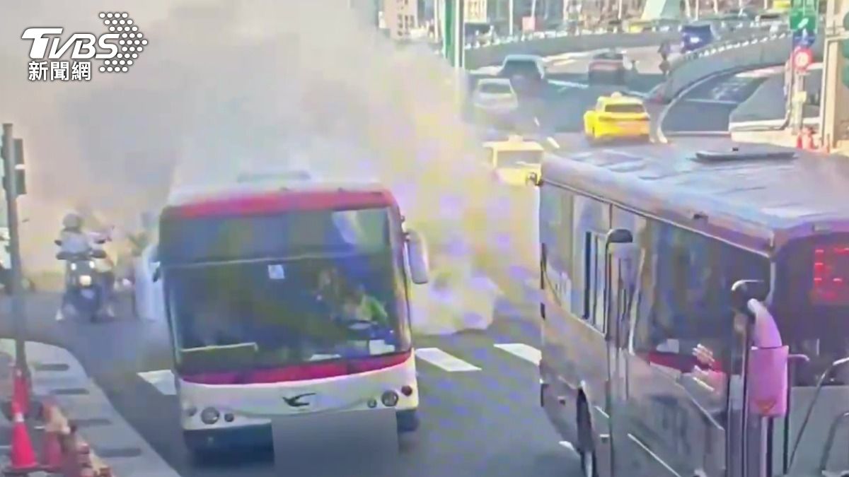 有片／北市公車行駛中引擎過熱　中正橋頭遭「巨量濃煙」吞沒