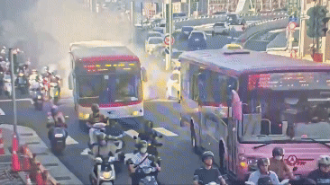 公車行駛中突然後方冒出巨量濃煙。(圖/TVBS)