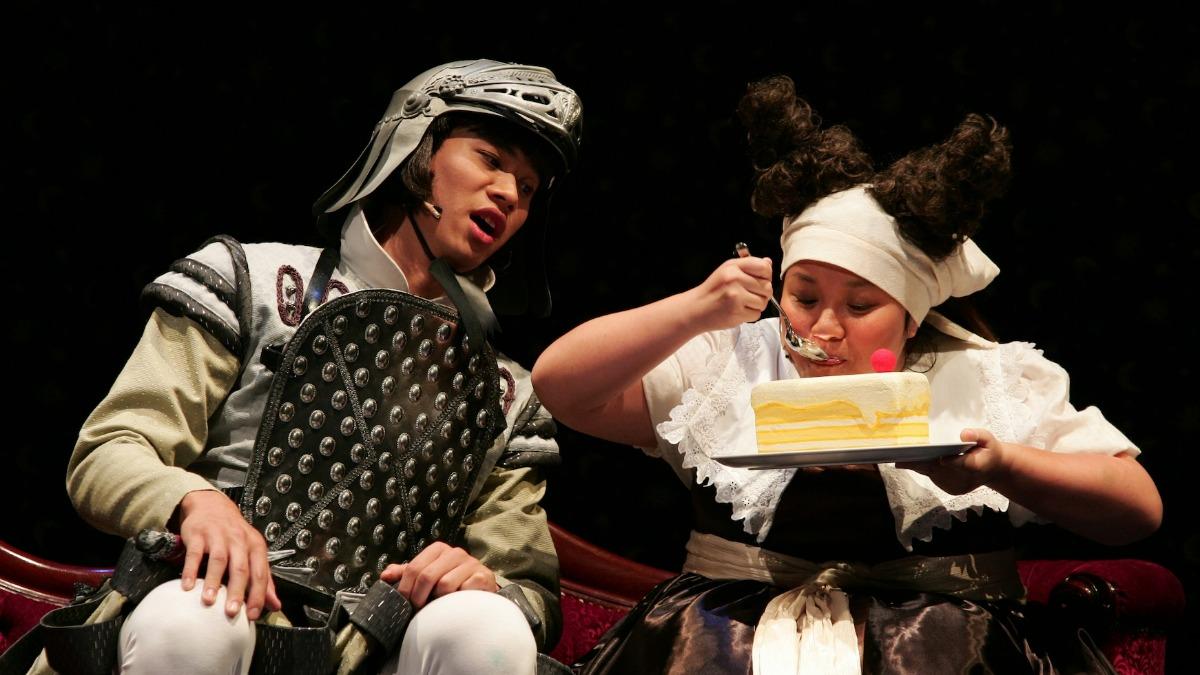 鍾欣凌(右)飾演白雪公主旁的甘草小人物「煤球」。(圖/如果兒童劇團提供)