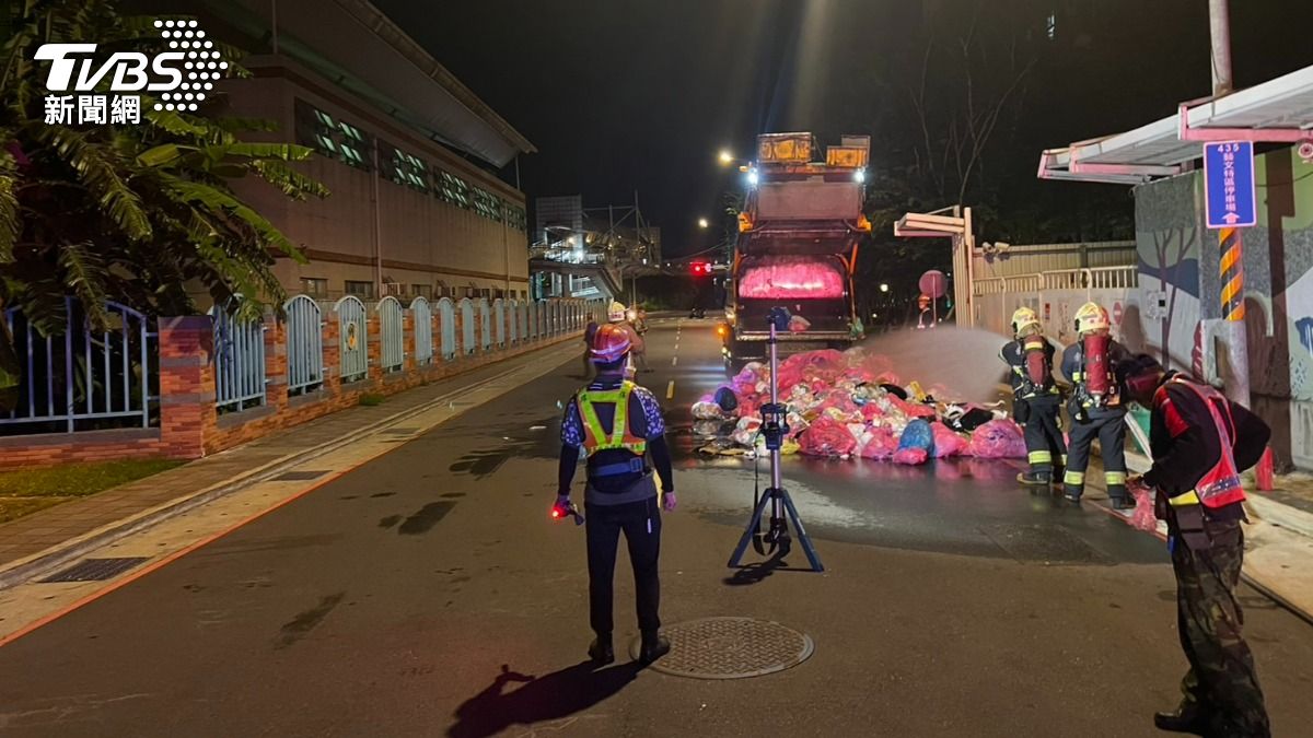 新北垃圾車車斗突竄濃煙、火舌 清潔隊員嚇到跳車逃生