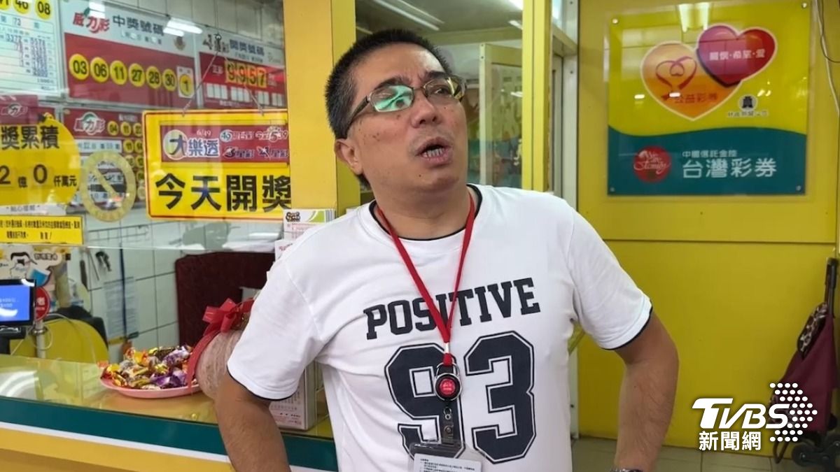 林先生透露,前幾天剛好發現店門口有怪鳥徘迴。(圖/TVBS)