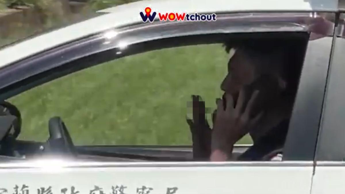 宜蘭警自行車道上開車「邊抽菸邊打電話」 違反勤務紀律慘了