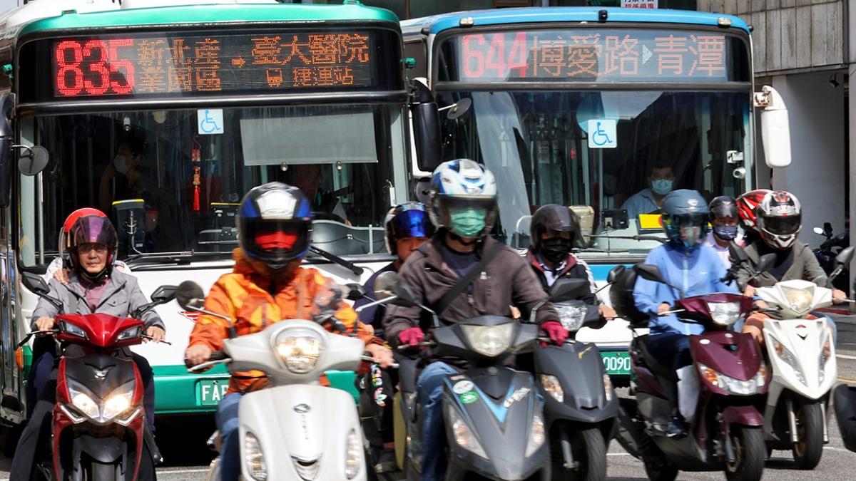 上班族通勤實測:開車碳排比搭捷運多13.5倍 每年得種133棵還債