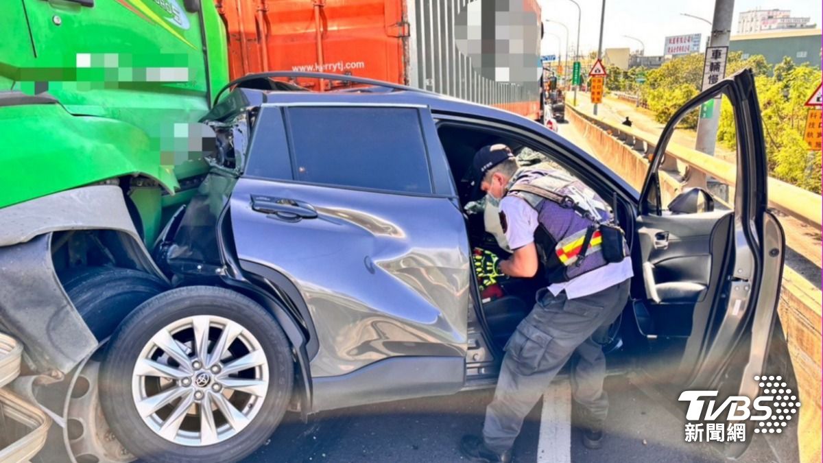 台88大寮交流道7車追撞 汽車遭夾擊「車屁股全爛」氣囊爆開