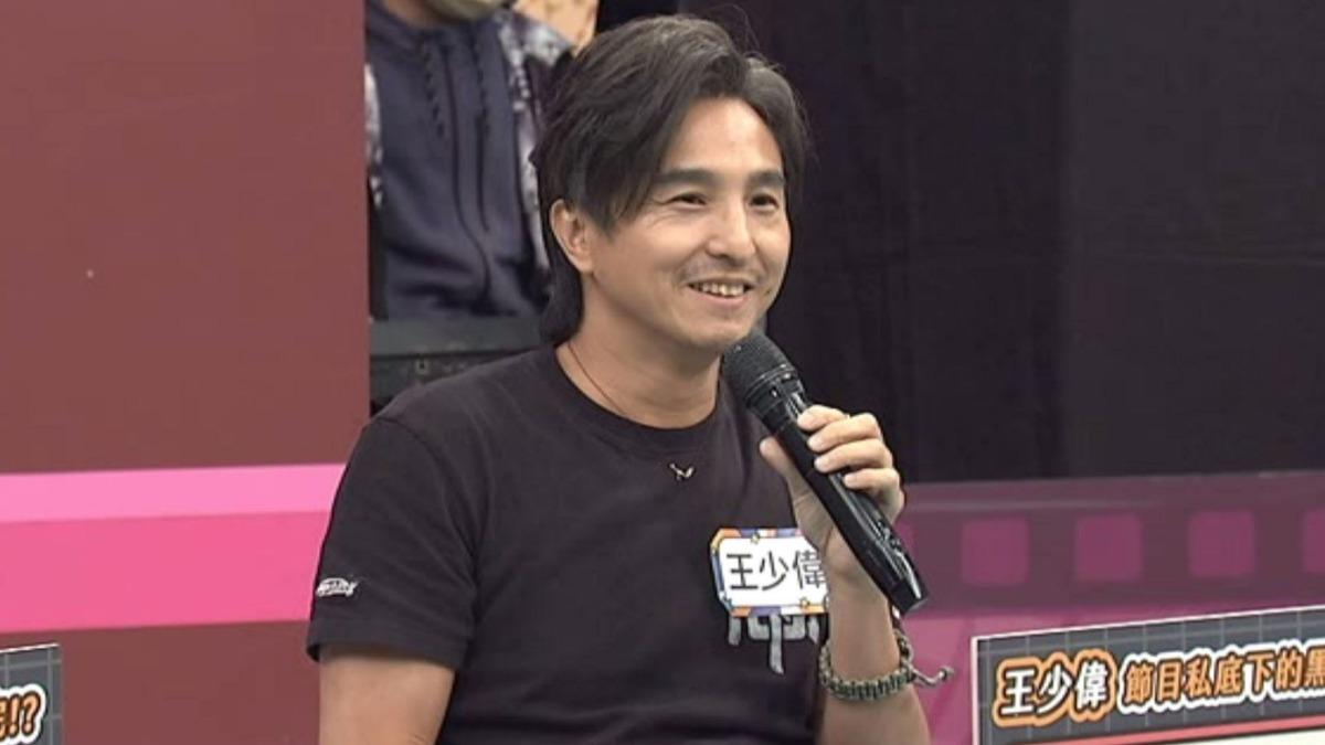 王少偉直言那位主持人把女來賓當後宮。(圖/中天提供)