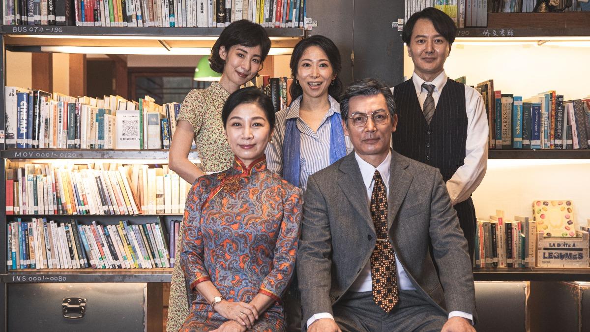 蔭山征彥(上排右)、大久保麻梨子(上排左)、伊正(下排右)、方文琳(下排左)詮釋一青妙(上排中)家族故事。(圖/財團法人影想文化藝術基金會提供)