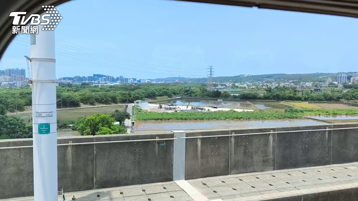 高鐵道岔訊號異常,車上緊急廣播暫時停止行駛。(圖/TVBS)