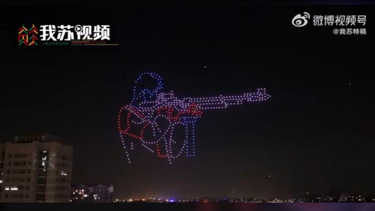 奪金消息傳回,張家港世紀廣場連續兩晚用500架無人機為他加油,並擺出盛李豪持槍瞄準射擊的圖案。(圖/擷取自微博)