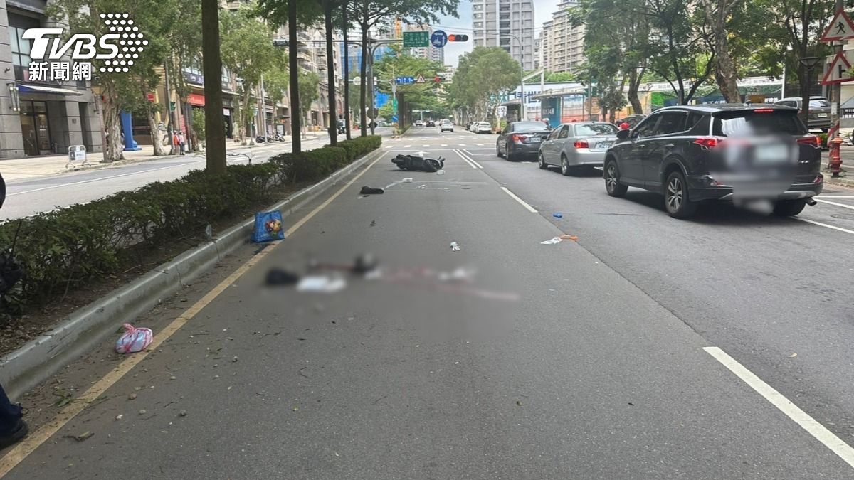 老翁騎機車擦撞分隔島後慘摔,送醫仍不治。(圖/TVBS)