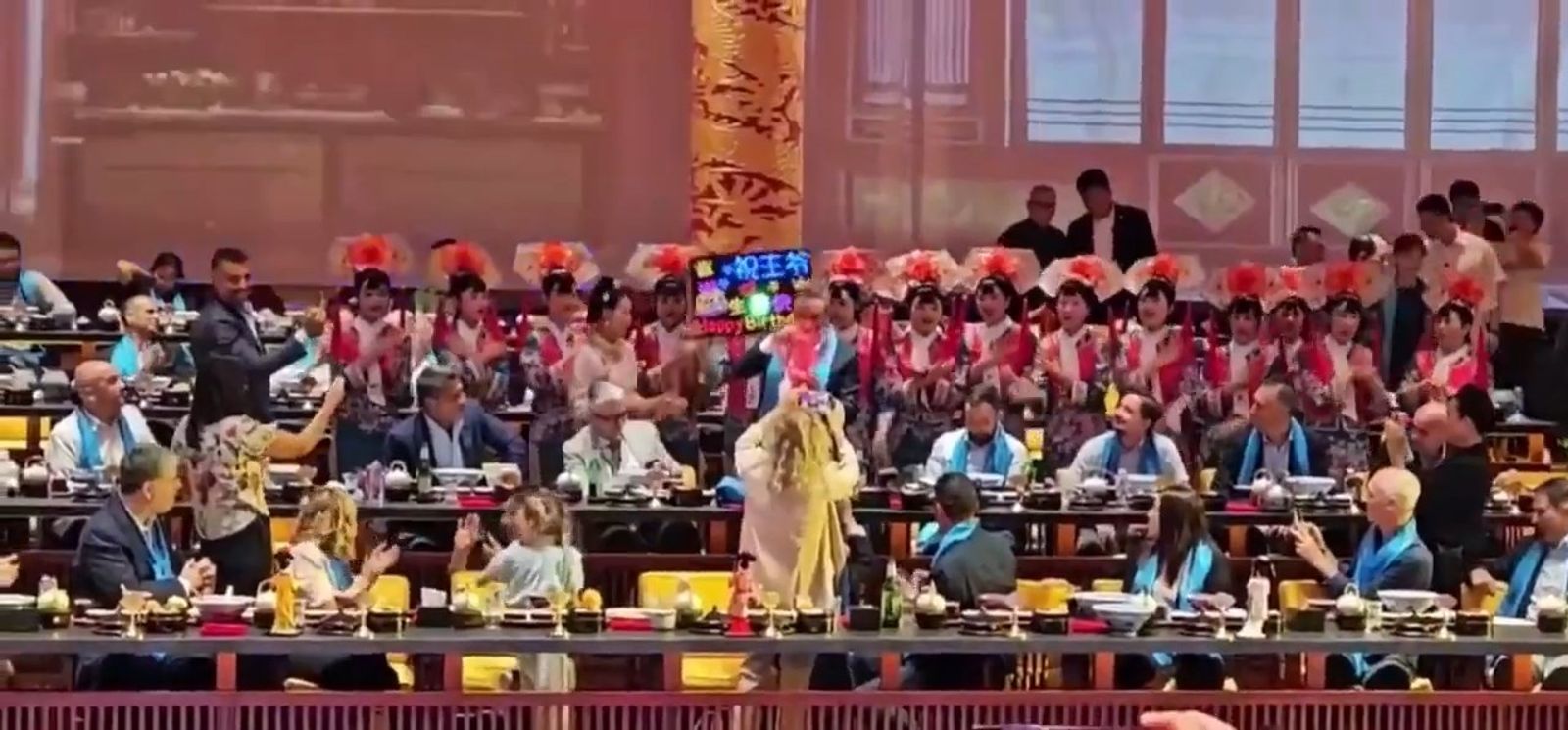 厲害了習近平!宴請義大利總理與代表團,「海底撈式迎賓」太狂。(翻自微博)