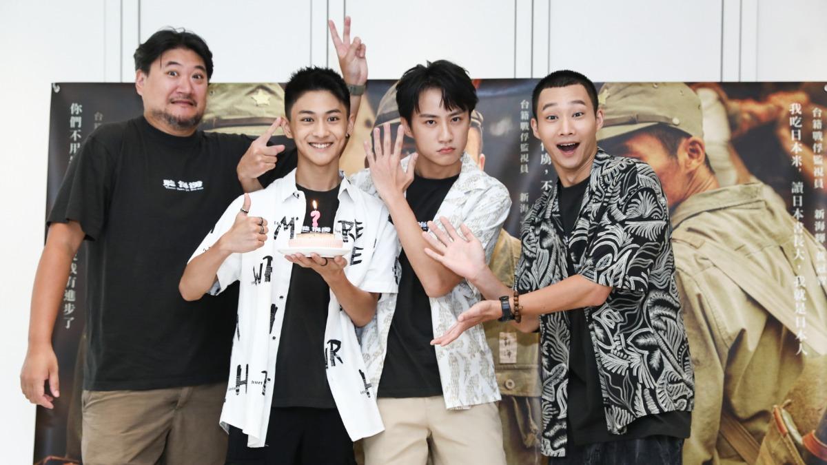《聽海湧》導演孫介珩(左起)、吳翰林、黃冠智一起為朱宥丞(左二)慶生。(圖/公視提供)