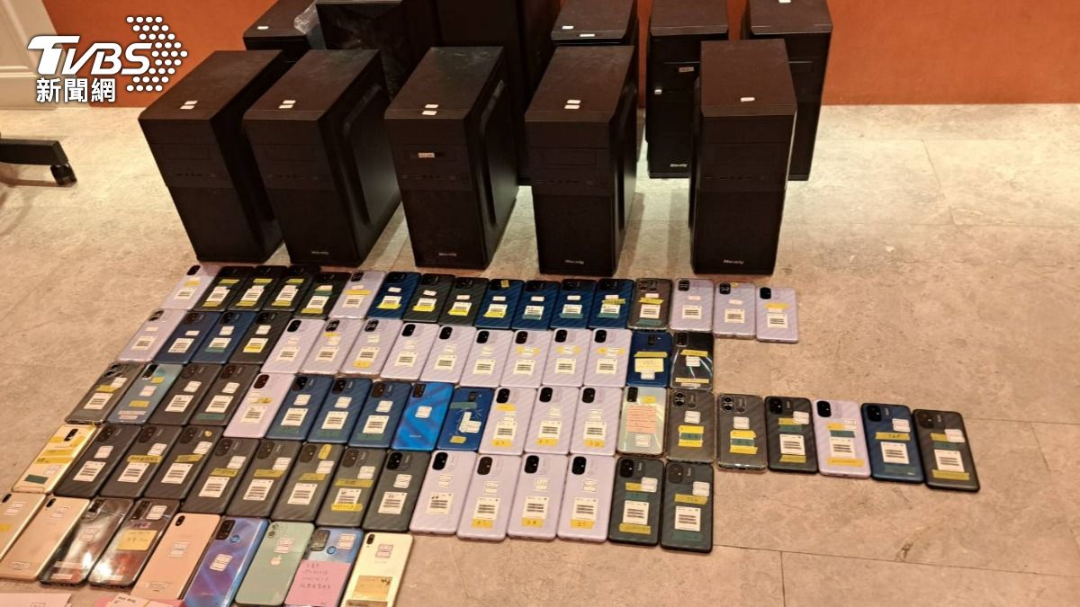 警方查扣電腦主機、手機等證物。(圖/TVBS)