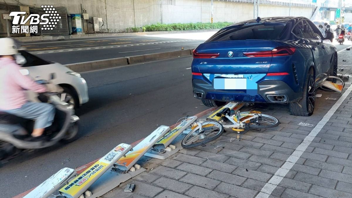 駕駛恍神!BMW衝人行道輾3輛共享單車 19根停車柱全毀