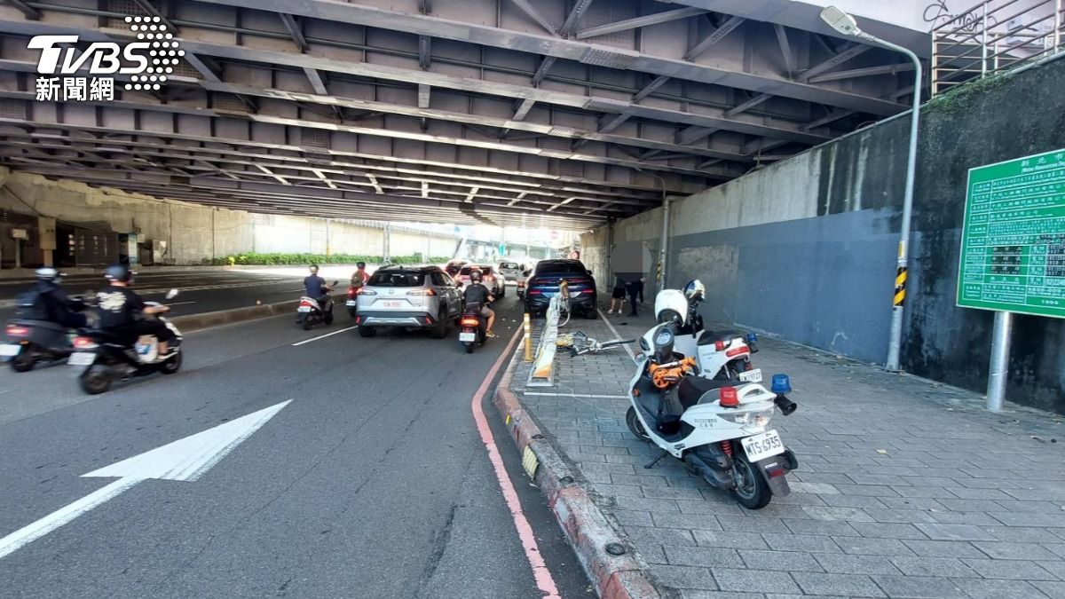 休旅車失控衝上人行道,當場撞斷19根停車柱,3輛單車也被撞毀。(圖/TVBS)