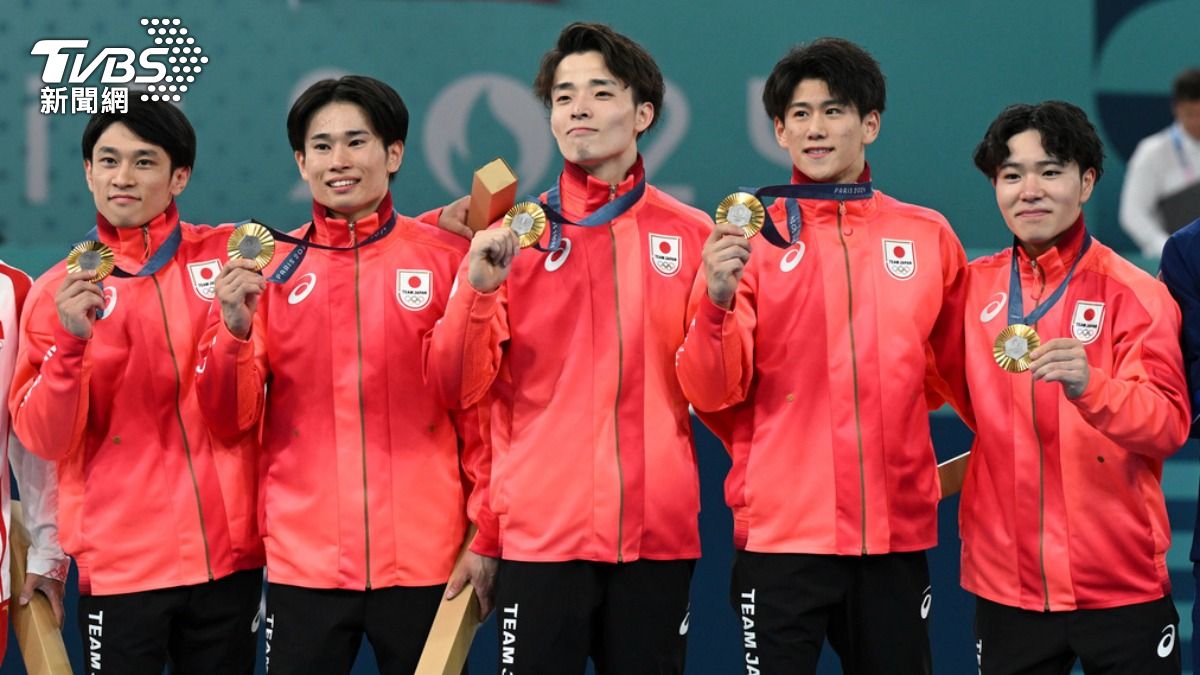 日本體操隊奪金,左起谷川航、萱和磨、杉野正堯、橋本大輝、岡慎之助。(圖/達志影像美聯社)