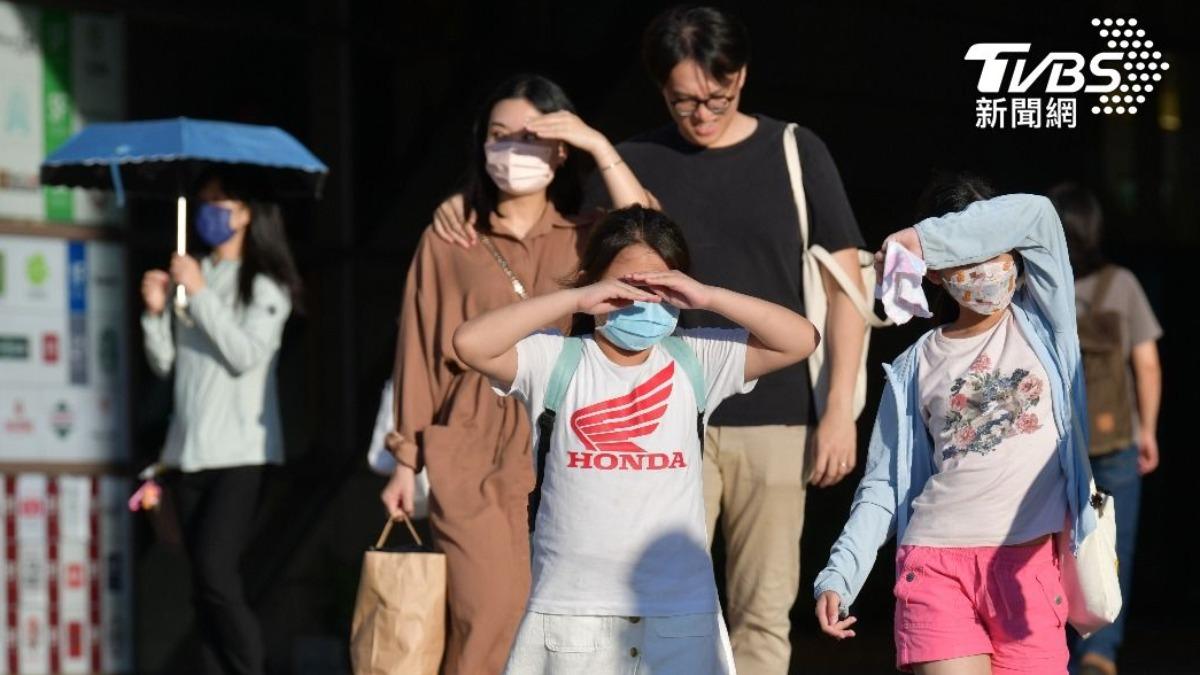 天氣/雨勢再1波!「低壓小渦漩」餘威發酵 體感熱爆飆40度