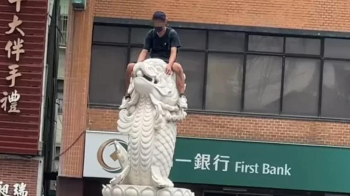 城隍爺龍鯉石雕也敢騎！黑衣男慘了　民俗專家警告2件事