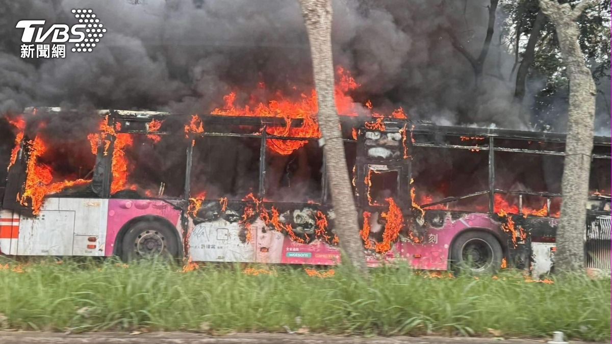 台中公車竄火急停靠！噴掉2瓶滅火器止不住　5乘客險逃生