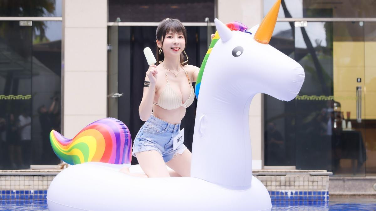 Tiny穿比基尼出席記者會。(圖/NightCo提供)