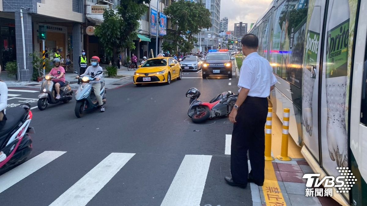 司機立刻緊急停車,車上旅客均無受傷。(圖/TVBS)
