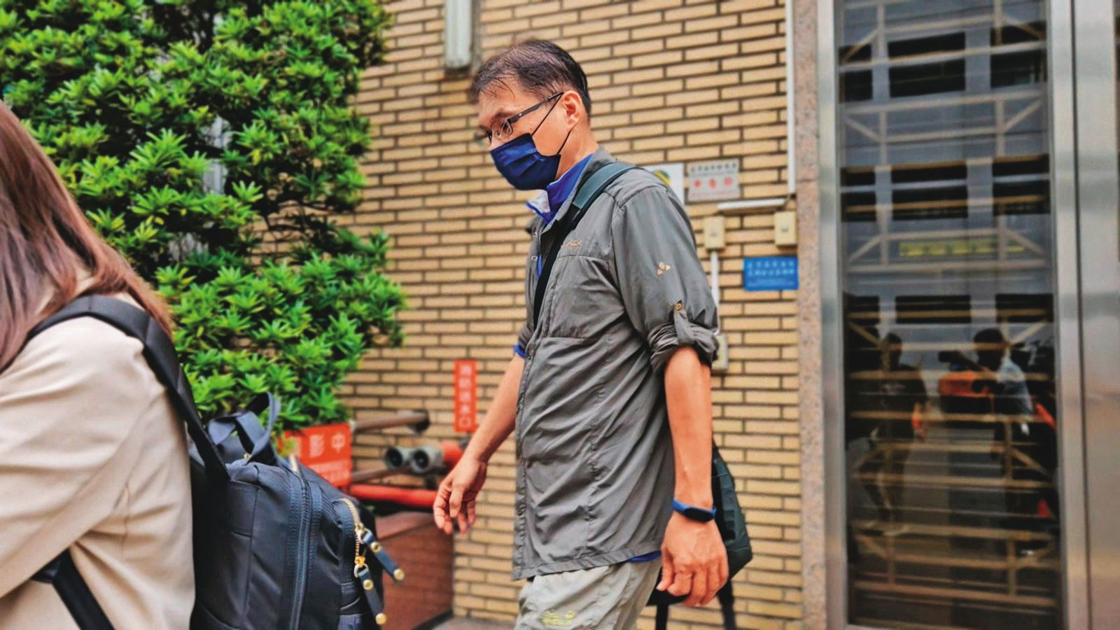 涉嫌偷拍的補習班老師,出庭後快步離去。(圖/東森新聞提供)