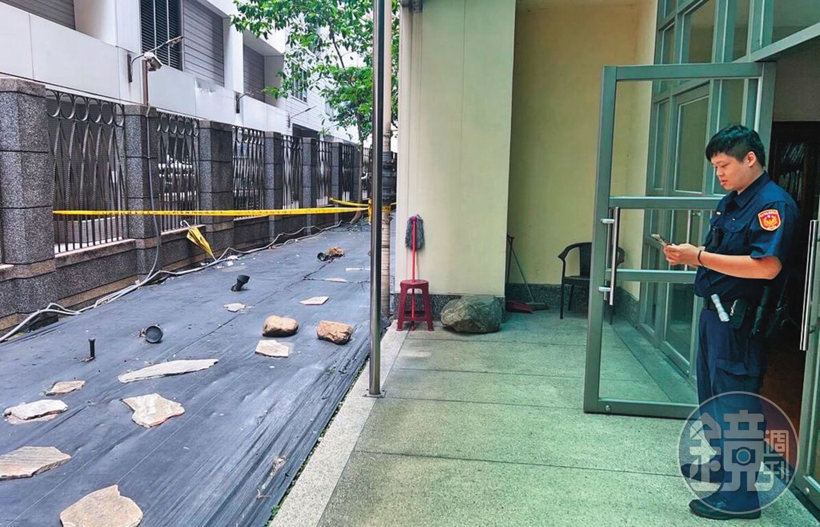 蘇姓補習班負責人涉嫌偷拍，接受偵訊後，從住家跳樓輕生。（圖／鏡週刊提供）