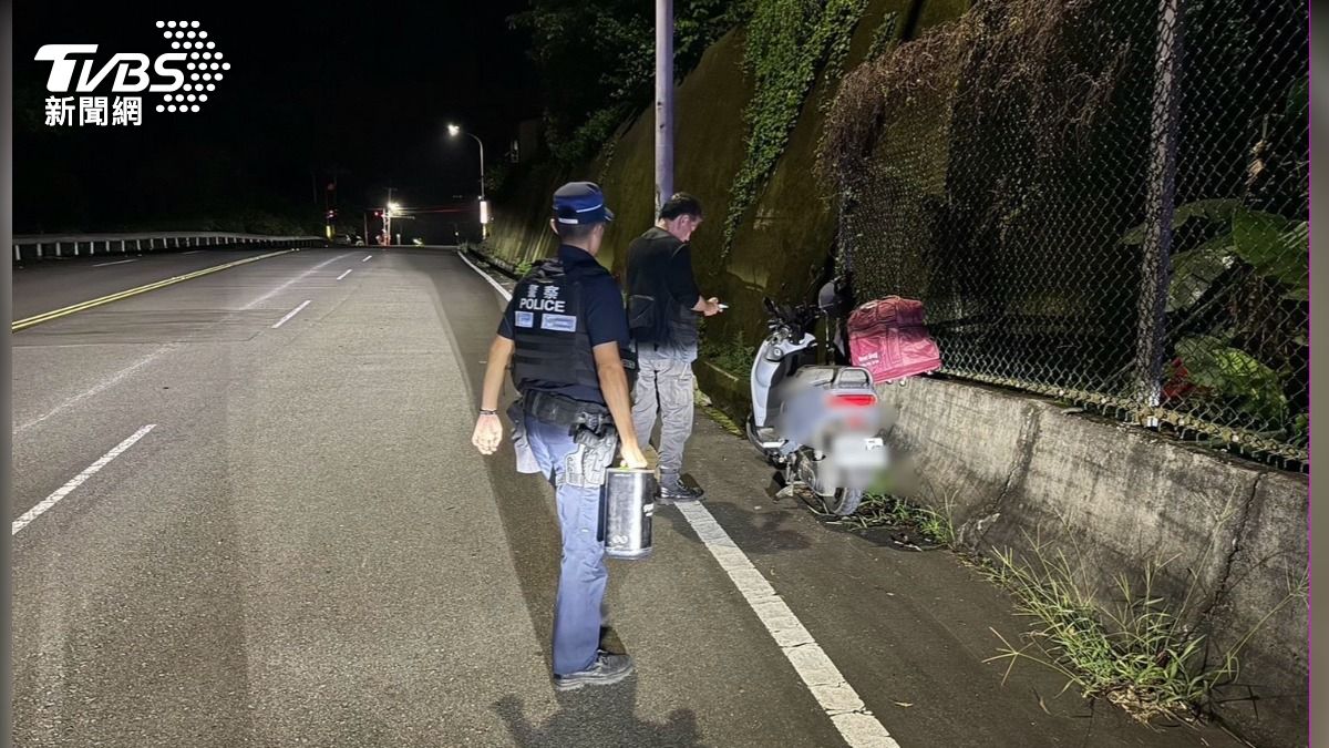 男子騎電動機車電池耗盡 苗警協助脫困