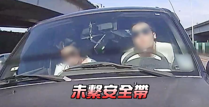 兩人未繫安全帶車禍直接撞前擋風玻璃。(圖/翻攝自國道公路警察局臉書)