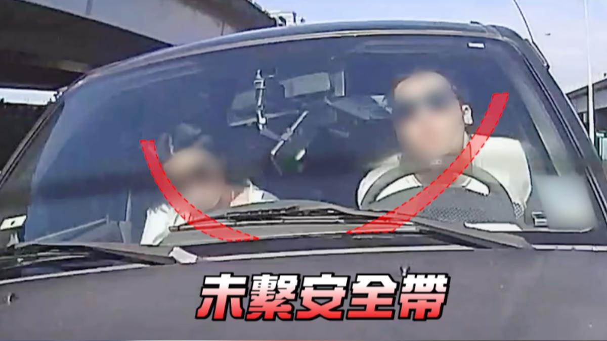 砰!國道「未繫安全帶」劇烈衝擊貼臉前擋玻璃...慘破相