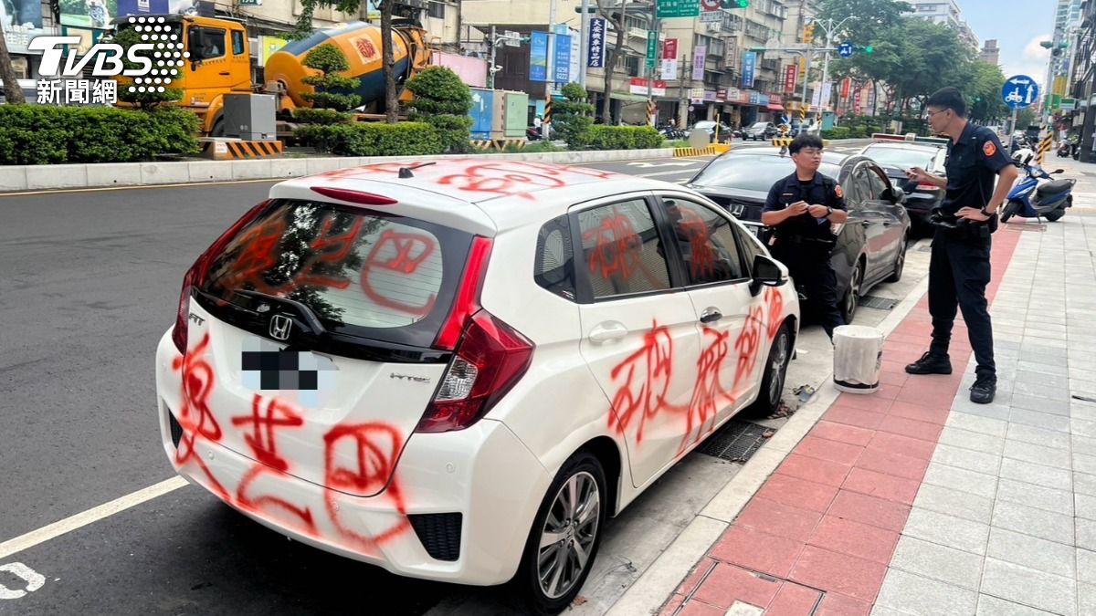 愛不到就毀了你的車!渣男報復前女友 噴漆嗆罵「破X的車」