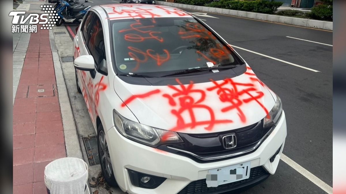 小轎車整輛車都被噴上紅漆。(圖/TVBS)