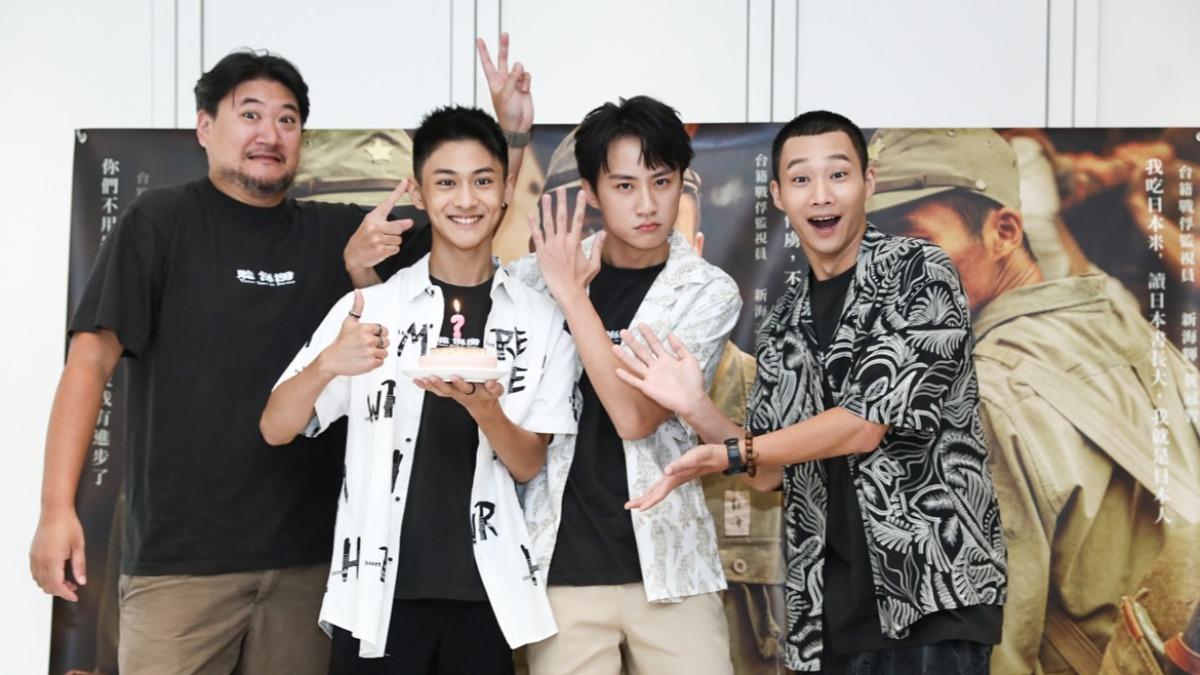 《聽海湧》導演孫介珩(左起)、吳翰林、黃冠智一起為朱宥丞(左二)慶生。(圖/翻攝自朱宥丞臉書)