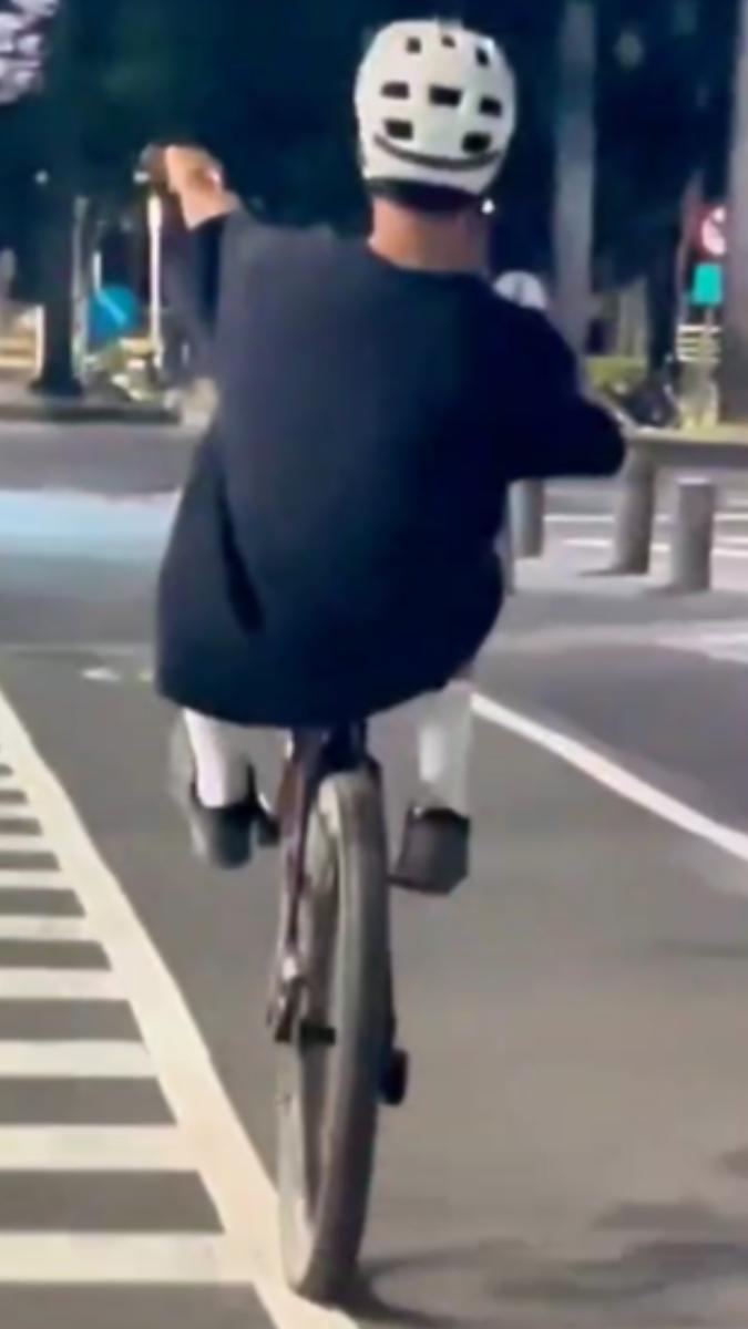 騎士在警方面前翹孤輪過馬路。（圖／翻攝自社會事新聞影音）