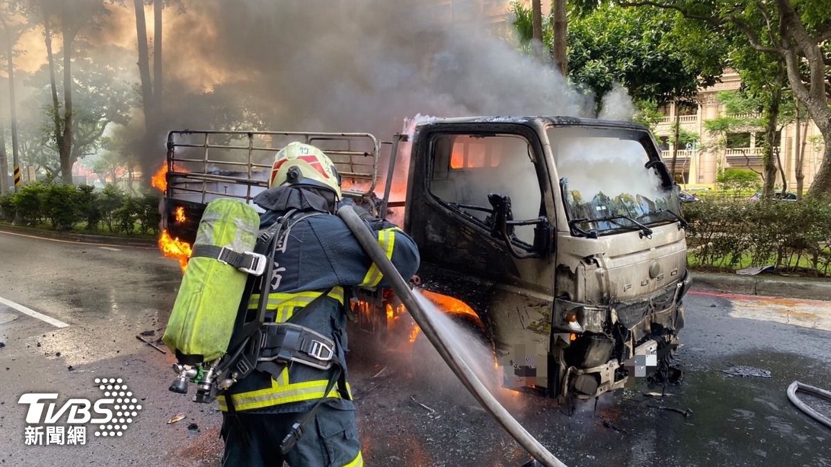 馬路驚見火燒車!蘆竹貨車爆炸「燒至焦黑」 警消急撲滅