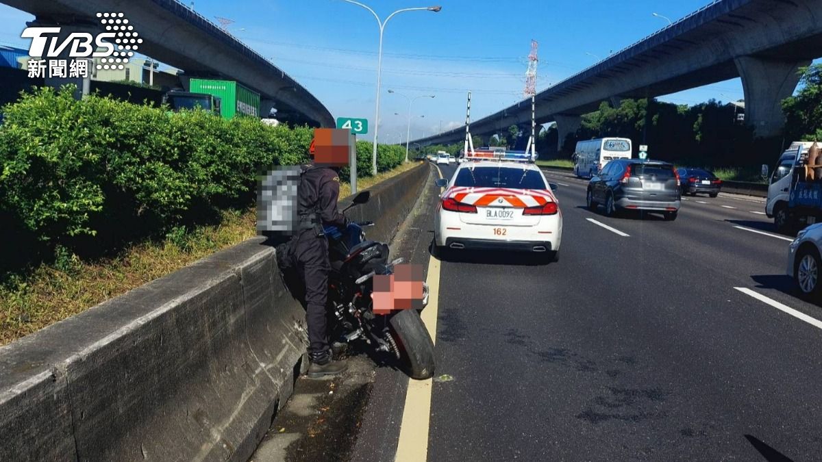 重機「誤闖」國道!騎士任意變換車道 自撞護欄慘摔被攔截