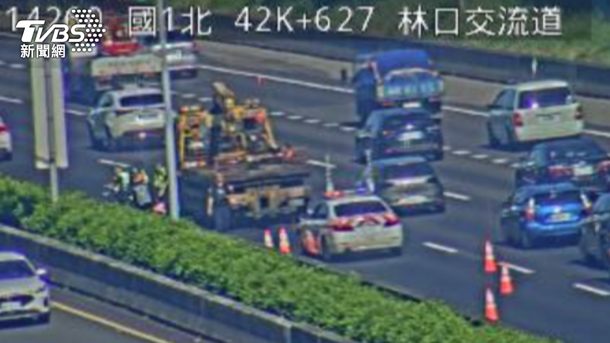 紅牌重機誤闖國道,自撞內側護欄後才被警方攔截。(圖/TVBS)