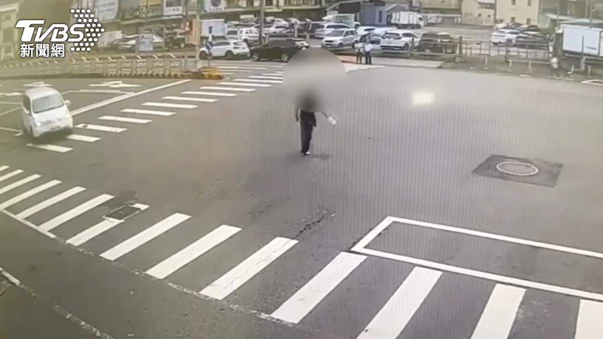 陳男徒步走到路中央。(圖/TVBS)
