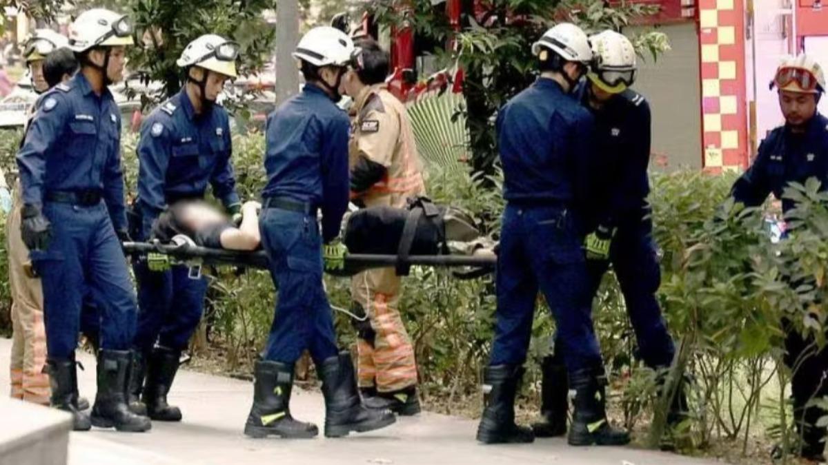 新加坡的民防部隊出動17輛救護車將共計41人送醫治療。(圖/翻攝自X@MothershipSG)