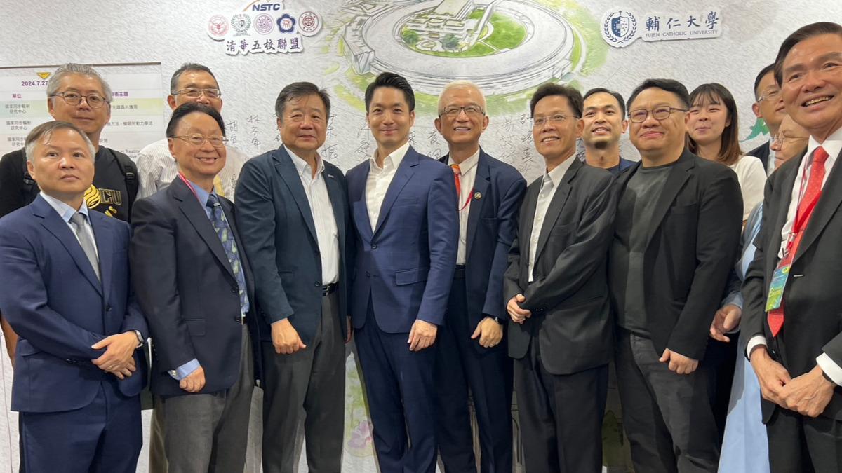 台北市長蔣萬安(中)特別蒞臨輔大展場參觀。 圖/輔大提供